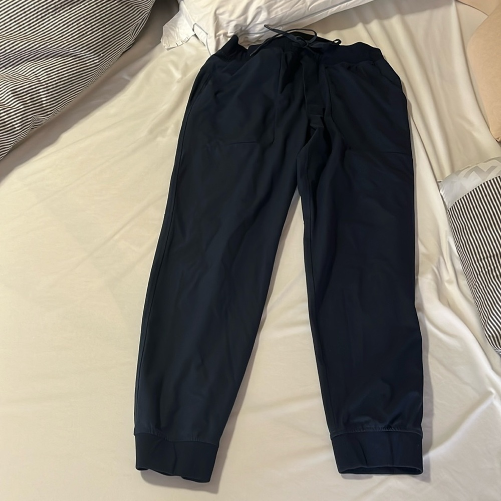 Lululemon jogger in like new condition. Size XL